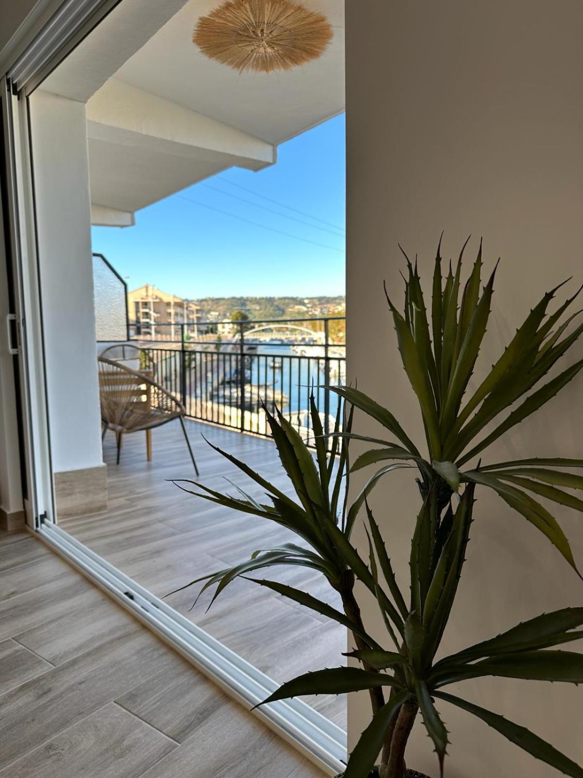 Waterfront 3 Bed Apartment, 90M From The Beach Platja de Larenal Exterior photo